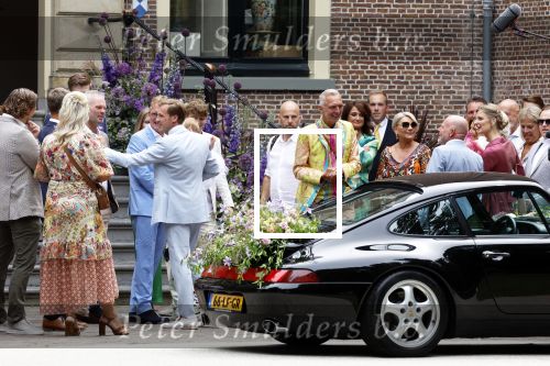 Oegstgeest 30 juli 2022
Trouwen Maxime Meiland en Leroy Molkenboer op kasteel Oud Poelgeest . Aanwezig natuurlijk Martien Meiland Erica Meiland Montana Meiland en haar partner Dirk Hoogstraten. Ook hun dochters Claire en Vive waren aanwezig.
