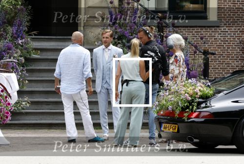Oegstgeest 30 juli 2022
Trouwen Maxime Meiland en Leroy Molkenboer op kasteel Oud Poelgeest . Aanwezig natuurlijk Martien Meiland Erica Meiland Montana Meiland en haar partner Dirk Hoogstraten. Ook hun dochters Claire en Vive waren aanwezig.