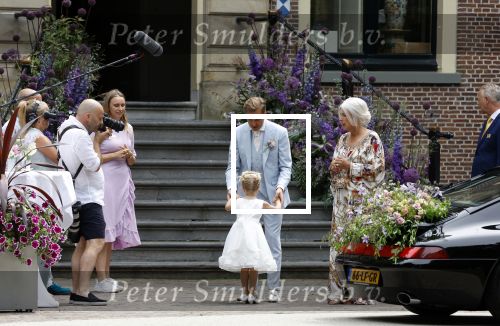 Oegstgeest 30 juli 2022
Trouwen Maxime Meiland en Leroy Molkenboer op kasteel Oud Poelgeest . Aanwezig natuurlijk Martien Meiland Erica Meiland Montana Meiland en haar partner Dirk Hoogstraten. Ook hun dochters Claire en Vive waren aanwezig.