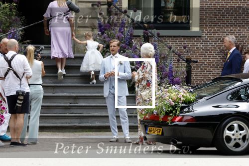 Oegstgeest 30 juli 2022
Trouwen Maxime Meiland en Leroy Molkenboer op kasteel Oud Poelgeest . Aanwezig natuurlijk Martien Meiland Erica Meiland Montana Meiland en haar partner Dirk Hoogstraten. Ook hun dochters Claire en Vive waren aanwezig.