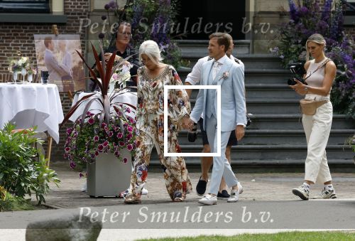 Oegstgeest 30 juli 2022
Trouwen Maxime Meiland en Leroy Molkenboer op kasteel Oud Poelgeest . Aanwezig natuurlijk Martien Meiland Erica Meiland Montana Meiland en haar partner Dirk Hoogstraten. Ook hun dochters Claire en Vive waren aanwezig.