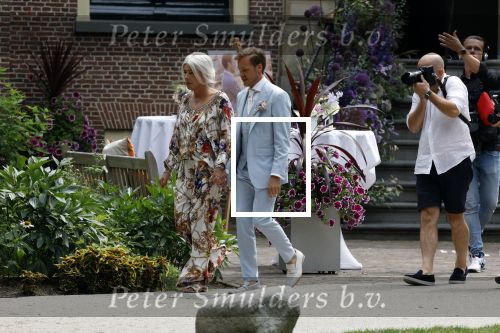 Oegstgeest 30 juli 2022
Trouwen Maxime Meiland en Leroy Molkenboer op kasteel Oud Poelgeest . Aanwezig natuurlijk Martien Meiland Erica Meiland Montana Meiland en haar partner Dirk Hoogstraten. Ook hun dochters Claire en Vive waren aanwezig.