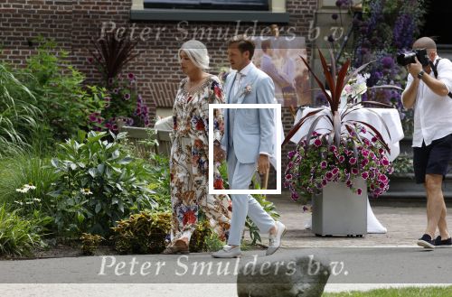 Oegstgeest 30 juli 2022
Trouwen Maxime Meiland en Leroy Molkenboer op kasteel Oud Poelgeest . Aanwezig natuurlijk Martien Meiland Erica Meiland Montana Meiland en haar partner Dirk Hoogstraten. Ook hun dochters Claire en Vive waren aanwezig.