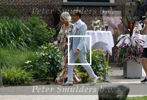 Oegstgeest 30 juli 2022
Trouwen Maxime Meiland en Leroy Molkenboer op kasteel Oud Poelgeest . Aanwezig natuurlijk Martien Meiland Erica Meiland Montana Meiland en haar partner Dirk Hoogstraten. Ook hun dochters Claire en Vive waren aanwezig.
