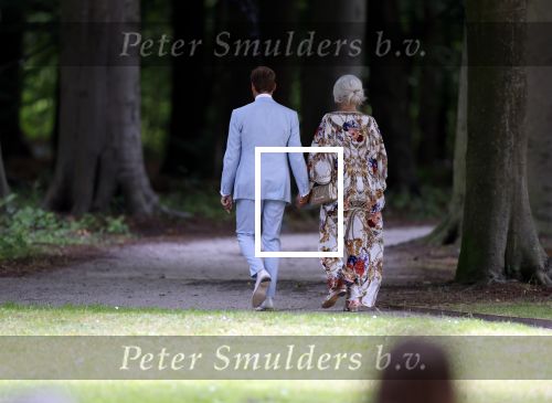 Oegstgeest 30 juli 2022
Trouwen Maxime Meiland en Leroy Molkenboer op kasteel Oud Poelgeest . Aanwezig natuurlijk Martien Meiland Erica Meiland Montana Meiland en haar partner Dirk Hoogstraten. Ook hun dochters Claire en Vive waren aanwezig.