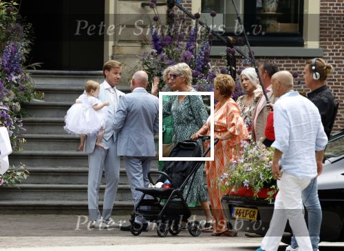 Oegstgeest 30 juli 2022
Trouwen Maxime Meiland en Leroy Molkenboer op kasteel Oud Poelgeest . Aanwezig natuurlijk Martien Meiland Erica Meiland Montana Meiland en haar partner Dirk Hoogstraten. Ook hun dochters Claire en Vive waren aanwezig.