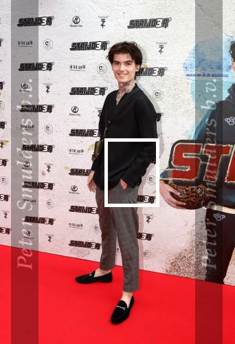 Amsterdam 20 juli 2022
Premiere Strijder in Tuschinski. Soufiane Touzani , Martijn Fischer Maartje v d Wetering Maik Cillekens Anouar Kasmi en Kailani Busker spelen de hoofdrollen. Lorenzo Dinatelle met vrienden