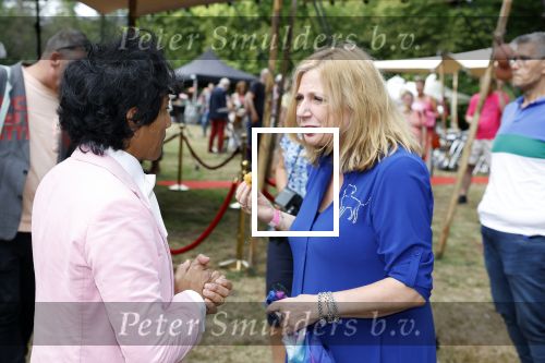 Diepenheim 31 juli 2022
Wibi Soerjadi krijgt na een tuinconcert in de tuin van zij n huis een koninklijke onderscheiding . Zijn nieuwe vriendin Myrthe is aanwezig . Loretta Schrijver