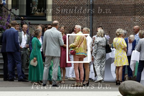 Oegstgeest 30 juli 2022
Trouwen Maxime Meiland en Leroy Molkenboer op kasteel Oud Poelgeest . Aanwezig natuurlijk Martien Meiland Erica Meiland Montana Meiland en haar partner Dirk Hoogstraten. Ook hun dochters Claire en Vive waren aanwezig.