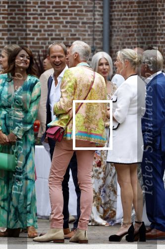 Oegstgeest 30 juli 2022
Trouwen Maxime Meiland en Leroy Molkenboer op kasteel Oud Poelgeest . Aanwezig natuurlijk Martien Meiland Erica Meiland Montana Meiland en haar partner Dirk Hoogstraten. Ook hun dochters Claire en Vive waren aanwezig.