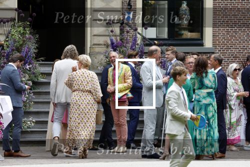 Oegstgeest 30 juli 2022
Trouwen Maxime Meiland en Leroy Molkenboer op kasteel Oud Poelgeest . Aanwezig natuurlijk Martien Meiland Erica Meiland Montana Meiland en haar partner Dirk Hoogstraten. Ook hun dochters Claire en Vive waren aanwezig.