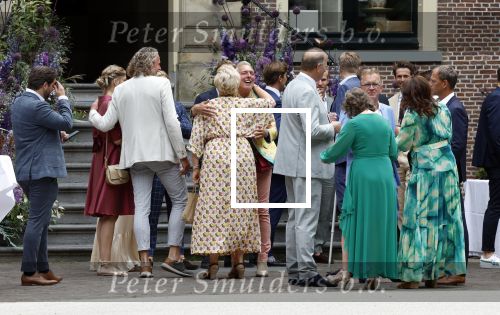 Oegstgeest 30 juli 2022
Trouwen Maxime Meiland en Leroy Molkenboer op kasteel Oud Poelgeest . Aanwezig natuurlijk Martien Meiland Erica Meiland Montana Meiland en haar partner Dirk Hoogstraten. Ook hun dochters Claire en Vive waren aanwezig.