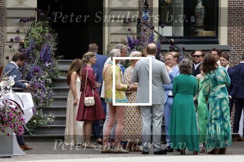 Oegstgeest 30 juli 2022
Trouwen Maxime Meiland en Leroy Molkenboer op kasteel Oud Poelgeest . Aanwezig natuurlijk Martien Meiland Erica Meiland Montana Meiland en haar partner Dirk Hoogstraten. Ook hun dochters Claire en Vive waren aanwezig.