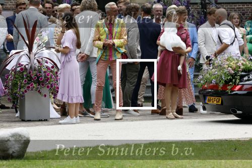 Oegstgeest 30 juli 2022
Trouwen Maxime Meiland en Leroy Molkenboer op kasteel Oud Poelgeest . Aanwezig natuurlijk Martien Meiland Erica Meiland Montana Meiland en haar partner Dirk Hoogstraten. Ook hun dochters Claire en Vive waren aanwezig.