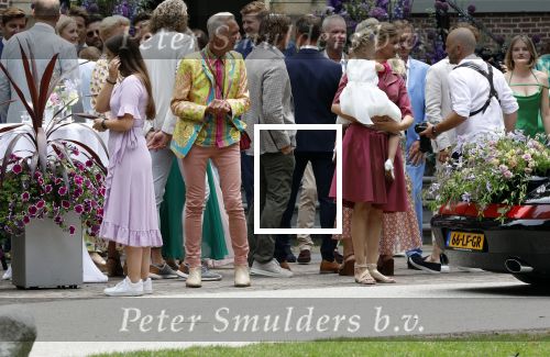 Oegstgeest 30 juli 2022
Trouwen Maxime Meiland en Leroy Molkenboer op kasteel Oud Poelgeest . Aanwezig natuurlijk Martien Meiland Erica Meiland Montana Meiland en haar partner Dirk Hoogstraten. Ook hun dochters Claire en Vive waren aanwezig.
