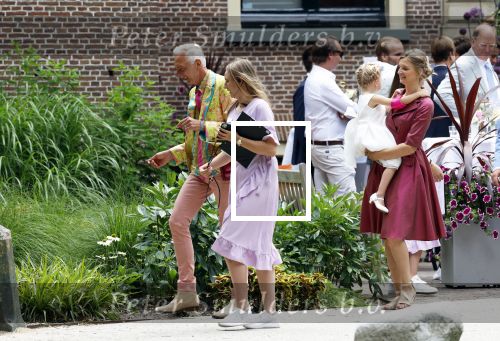 Oegstgeest 30 juli 2022
Trouwen Maxime Meiland en Leroy Molkenboer op kasteel Oud Poelgeest . Aanwezig natuurlijk Martien Meiland Erica Meiland Montana Meiland en haar partner Dirk Hoogstraten. Ook hun dochters Claire en Vive waren aanwezig.