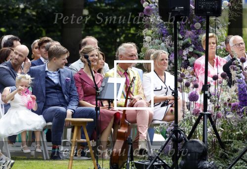 Oegstgeest 30 juli 2022
Trouwen Maxime Meiland en Leroy Molkenboer op kasteel Oud Poelgeest . Aanwezig natuurlijk Martien Meiland Erica Meiland Montana Meiland en haar partner Dirk Hoogstraten. Ook hun dochters Claire en Vive waren aanwezig.