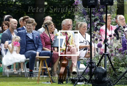 Oegstgeest 30 juli 2022
Trouwen Maxime Meiland en Leroy Molkenboer op kasteel Oud Poelgeest . Aanwezig natuurlijk Martien Meiland Erica Meiland Montana Meiland en haar partner Dirk Hoogstraten. Ook hun dochters Claire en Vive waren aanwezig.