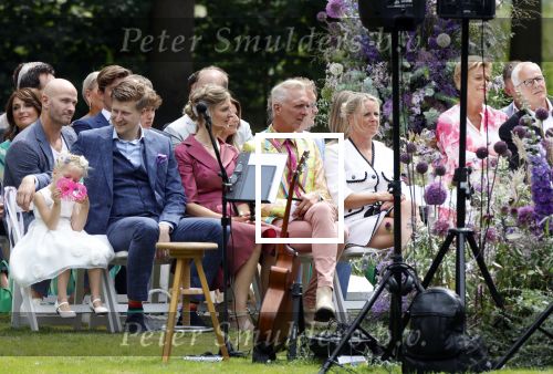 Oegstgeest 30 juli 2022
Trouwen Maxime Meiland en Leroy Molkenboer op kasteel Oud Poelgeest . Aanwezig natuurlijk Martien Meiland Erica Meiland Montana Meiland en haar partner Dirk Hoogstraten. Ook hun dochters Claire en Vive waren aanwezig.
