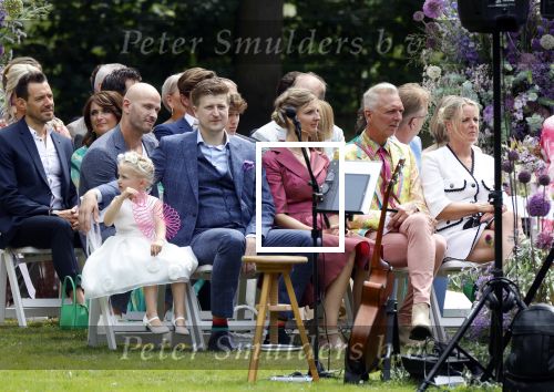 Oegstgeest 30 juli 2022
Trouwen Maxime Meiland en Leroy Molkenboer op kasteel Oud Poelgeest . Aanwezig natuurlijk Martien Meiland Erica Meiland Montana Meiland en haar partner Dirk Hoogstraten. Ook hun dochters Claire en Vive waren aanwezig.