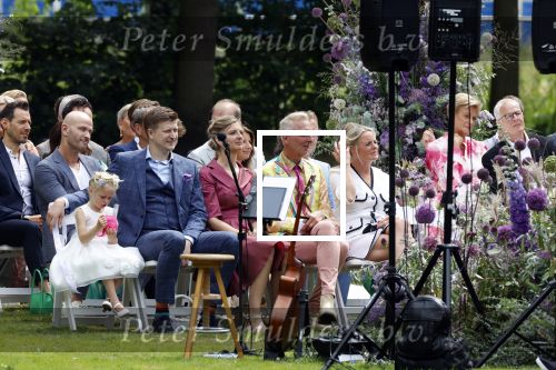 Oegstgeest 30 juli 2022
Trouwen Maxime Meiland en Leroy Molkenboer op kasteel Oud Poelgeest . Aanwezig natuurlijk Martien Meiland Erica Meiland Montana Meiland en haar partner Dirk Hoogstraten. Ook hun dochters Claire en Vive waren aanwezig.