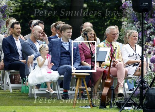 Oegstgeest 30 juli 2022
Trouwen Maxime Meiland en Leroy Molkenboer op kasteel Oud Poelgeest . Aanwezig natuurlijk Martien Meiland Erica Meiland Montana Meiland en haar partner Dirk Hoogstraten. Ook hun dochters Claire en Vive waren aanwezig.