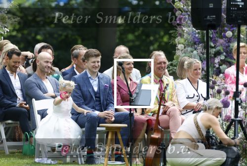 Oegstgeest 30 juli 2022
Trouwen Maxime Meiland en Leroy Molkenboer op kasteel Oud Poelgeest . Aanwezig natuurlijk Martien Meiland Erica Meiland Montana Meiland en haar partner Dirk Hoogstraten. Ook hun dochters Claire en Vive waren aanwezig.