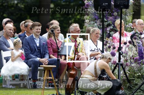 Oegstgeest 30 juli 2022
Trouwen Maxime Meiland en Leroy Molkenboer op kasteel Oud Poelgeest . Aanwezig natuurlijk Martien Meiland Erica Meiland Montana Meiland en haar partner Dirk Hoogstraten. Ook hun dochters Claire en Vive waren aanwezig.