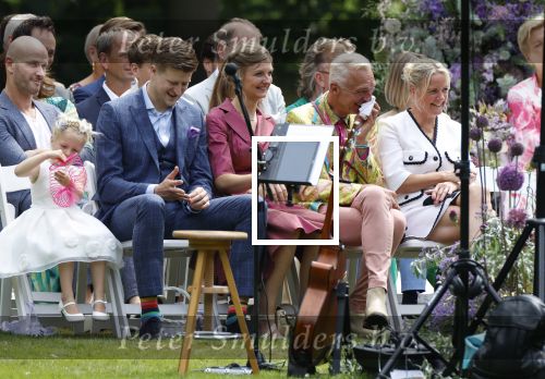 Oegstgeest 30 juli 2022
Trouwen Maxime Meiland en Leroy Molkenboer op kasteel Oud Poelgeest . Aanwezig natuurlijk Martien Meiland Erica Meiland Montana Meiland en haar partner Dirk Hoogstraten. Ook hun dochters Claire en Vive waren aanwezig.