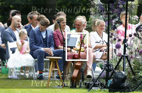Oegstgeest 30 juli 2022
Trouwen Maxime Meiland en Leroy Molkenboer op kasteel Oud Poelgeest . Aanwezig natuurlijk Martien Meiland Erica Meiland Montana Meiland en haar partner Dirk Hoogstraten. Ook hun dochters Claire en Vive waren aanwezig.