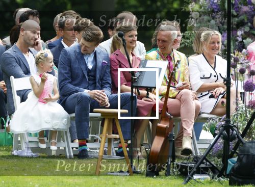 Oegstgeest 30 juli 2022
Trouwen Maxime Meiland en Leroy Molkenboer op kasteel Oud Poelgeest . Aanwezig natuurlijk Martien Meiland Erica Meiland Montana Meiland en haar partner Dirk Hoogstraten. Ook hun dochters Claire en Vive waren aanwezig.