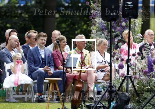 Oegstgeest 30 juli 2022
Trouwen Maxime Meiland en Leroy Molkenboer op kasteel Oud Poelgeest . Aanwezig natuurlijk Martien Meiland Erica Meiland Montana Meiland en haar partner Dirk Hoogstraten. Ook hun dochters Claire en Vive waren aanwezig.