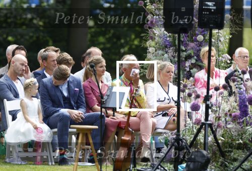 Oegstgeest 30 juli 2022
Trouwen Maxime Meiland en Leroy Molkenboer op kasteel Oud Poelgeest . Aanwezig natuurlijk Martien Meiland Erica Meiland Montana Meiland en haar partner Dirk Hoogstraten. Ook hun dochters Claire en Vive waren aanwezig.