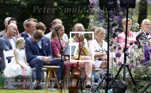 Oegstgeest 30 juli 2022
Trouwen Maxime Meiland en Leroy Molkenboer op kasteel Oud Poelgeest . Aanwezig natuurlijk Martien Meiland Erica Meiland Montana Meiland en haar partner Dirk Hoogstraten. Ook hun dochters Claire en Vive waren aanwezig.