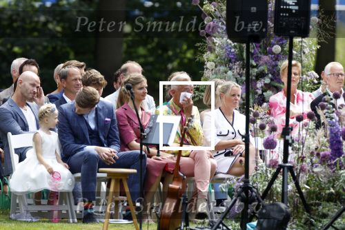 Oegstgeest 30 juli 2022
Trouwen Maxime Meiland en Leroy Molkenboer op kasteel Oud Poelgeest . Aanwezig natuurlijk Martien Meiland Erica Meiland Montana Meiland en haar partner Dirk Hoogstraten. Ook hun dochters Claire en Vive waren aanwezig.