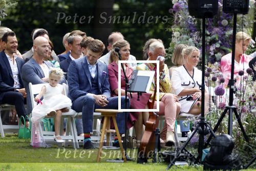 Oegstgeest 30 juli 2022
Trouwen Maxime Meiland en Leroy Molkenboer op kasteel Oud Poelgeest . Aanwezig natuurlijk Martien Meiland Erica Meiland Montana Meiland en haar partner Dirk Hoogstraten. Ook hun dochters Claire en Vive waren aanwezig.