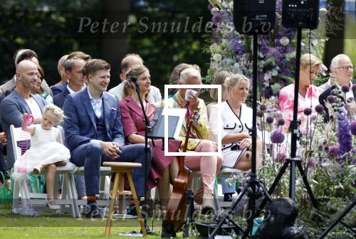 Oegstgeest 30 juli 2022
Trouwen Maxime Meiland en Leroy Molkenboer op kasteel Oud Poelgeest . Aanwezig natuurlijk Martien Meiland Erica Meiland Montana Meiland en haar partner Dirk Hoogstraten. Ook hun dochters Claire en Vive waren aanwezig.