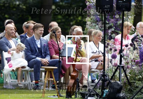 Oegstgeest 30 juli 2022
Trouwen Maxime Meiland en Leroy Molkenboer op kasteel Oud Poelgeest . Aanwezig natuurlijk Martien Meiland Erica Meiland Montana Meiland en haar partner Dirk Hoogstraten. Ook hun dochters Claire en Vive waren aanwezig.