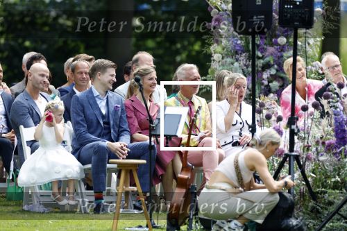 Oegstgeest 30 juli 2022
Trouwen Maxime Meiland en Leroy Molkenboer op kasteel Oud Poelgeest . Aanwezig natuurlijk Martien Meiland Erica Meiland Montana Meiland en haar partner Dirk Hoogstraten. Ook hun dochters Claire en Vive waren aanwezig.
