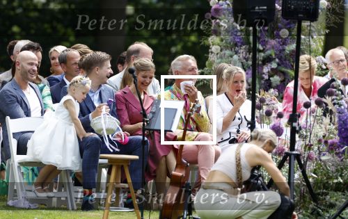 Oegstgeest 30 juli 2022
Trouwen Maxime Meiland en Leroy Molkenboer op kasteel Oud Poelgeest . Aanwezig natuurlijk Martien Meiland Erica Meiland Montana Meiland en haar partner Dirk Hoogstraten. Ook hun dochters Claire en Vive waren aanwezig.