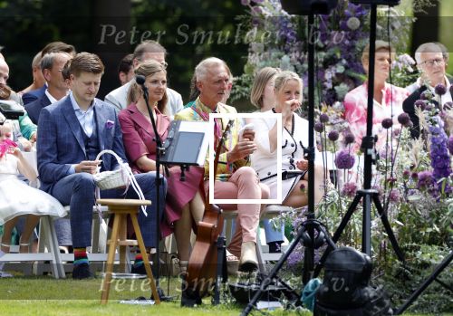 Oegstgeest 30 juli 2022
Trouwen Maxime Meiland en Leroy Molkenboer op kasteel Oud Poelgeest . Aanwezig natuurlijk Martien Meiland Erica Meiland Montana Meiland en haar partner Dirk Hoogstraten. Ook hun dochters Claire en Vive waren aanwezig.
