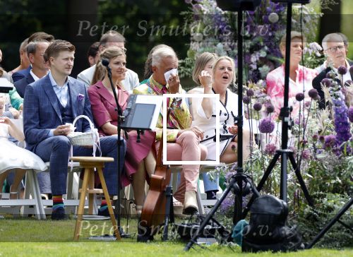 Oegstgeest 30 juli 2022
Trouwen Maxime Meiland en Leroy Molkenboer op kasteel Oud Poelgeest . Aanwezig natuurlijk Martien Meiland Erica Meiland Montana Meiland en haar partner Dirk Hoogstraten. Ook hun dochters Claire en Vive waren aanwezig.