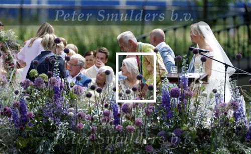 Oegstgeest 30 juli 2022
Trouwen Maxime Meiland en Leroy Molkenboer op kasteel Oud Poelgeest . Aanwezig natuurlijk Martien Meiland Erica Meiland Montana Meiland en haar partner Dirk Hoogstraten. Ook hun dochters Claire en Vive waren aanwezig.