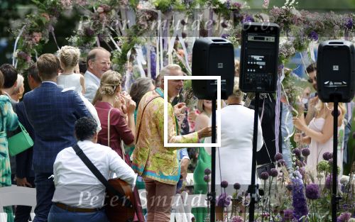 Oegstgeest 30 juli 2022
Trouwen Maxime Meiland en Leroy Molkenboer op kasteel Oud Poelgeest . Aanwezig natuurlijk Martien Meiland Erica Meiland Montana Meiland en haar partner Dirk Hoogstraten. Ook hun dochters Claire en Vive waren aanwezig.
