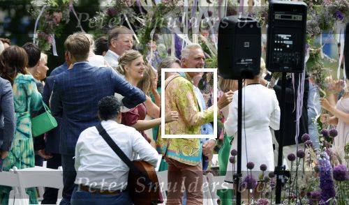 Oegstgeest 30 juli 2022
Trouwen Maxime Meiland en Leroy Molkenboer op kasteel Oud Poelgeest . Aanwezig natuurlijk Martien Meiland Erica Meiland Montana Meiland en haar partner Dirk Hoogstraten. Ook hun dochters Claire en Vive waren aanwezig.