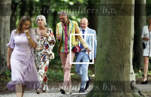 Oegstgeest 30 juli 2022
Trouwen Maxime Meiland en Leroy Molkenboer op kasteel Oud Poelgeest . Aanwezig natuurlijk Martien Meiland Erica Meiland Montana Meiland en haar partner Dirk Hoogstraten. Ook hun dochters Claire en Vive waren aanwezig.