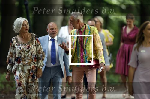 Oegstgeest 30 juli 2022
Trouwen Maxime Meiland en Leroy Molkenboer op kasteel Oud Poelgeest . Aanwezig natuurlijk Martien Meiland Erica Meiland Montana Meiland en haar partner Dirk Hoogstraten. Ook hun dochters Claire en Vive waren aanwezig.