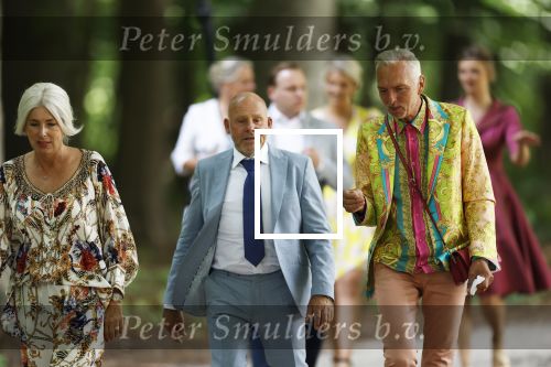 Oegstgeest 30 juli 2022
Trouwen Maxime Meiland en Leroy Molkenboer op kasteel Oud Poelgeest . Aanwezig natuurlijk Martien Meiland Erica Meiland Montana Meiland en haar partner Dirk Hoogstraten. Ook hun dochters Claire en Vive waren aanwezig.