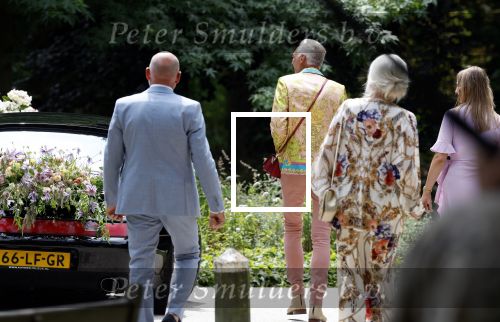 Oegstgeest 30 juli 2022
Trouwen Maxime Meiland en Leroy Molkenboer op kasteel Oud Poelgeest . Aanwezig natuurlijk Martien Meiland Erica Meiland Montana Meiland en haar partner Dirk Hoogstraten. Ook hun dochters Claire en Vive waren aanwezig.