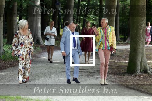 Oegstgeest 30 juli 2022
Trouwen Maxime Meiland en Leroy Molkenboer op kasteel Oud Poelgeest . Aanwezig natuurlijk Martien Meiland Erica Meiland Montana Meiland en haar partner Dirk Hoogstraten. Ook hun dochters Claire en Vive waren aanwezig.